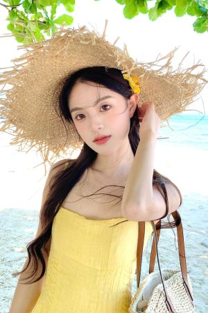 Handmade Frayed Raffia Sun Hat with Exaggerated Wide Brim for Summer Vacation, Sun Protection, Women's 2025 Trend
