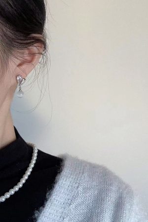 Heart-Shaped Cat's Eye Stone Earrings for Women - Minimalist Elegant Studs for Spring and Summer Fashion