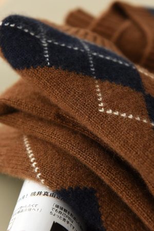 Heavyweight Vintage Diamond Pattern Cashmere Sweater - Round Neck Pullover Knitwear for a Chic New Year Look