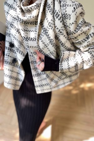 High-Design Double-Sided Wool Cloak Scarf Collar Short Coat for Winter - Stylish Prague Time Outerwear