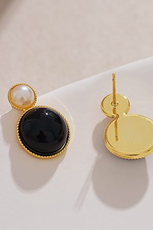 High-End Black Round Stud Earrings with Unique Design, Retro Hong Kong Style, Pearl Gemstone Accents