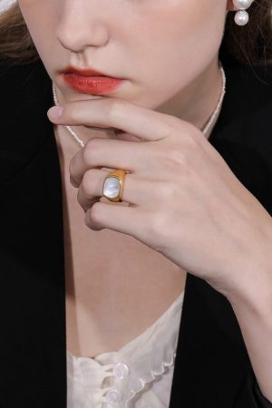 High-End Floating French White Shell Square Ring for Women, European American Gold Wide Band, Versatile Fashion Accessory