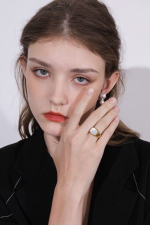 High-End Floating French White Shell Square Ring for Women, European American Gold Wide Band, Versatile Fashion Accessory