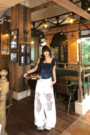 High-End French Lace Off-Shoulder T-Shirt for Women - Summer Slim Fit Waist-Defining Top, Elegant Floating World Elegy Style
