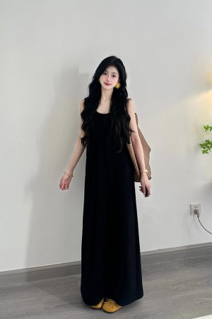 High-End French-Style Black U-Neck Sleeveless Dress for Women, Loose Slimming Knitted Long Skirt, Summer 2025 Fashion