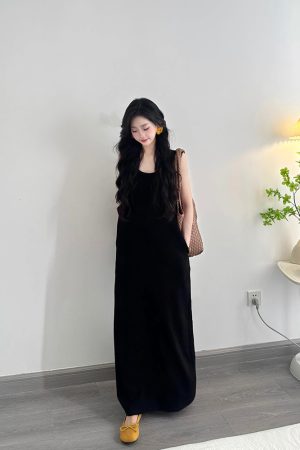 High-End French-Style Black U-Neck Sleeveless Dress for Women, Loose Slimming Knitted Long Skirt, Summer 2025 Fashion