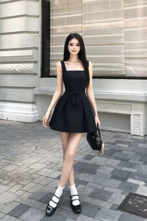 High-End French Style Square Neck Strap Dress for Women with Fitted Waist and Bow, Summer Short Skirt, Chic Fashion