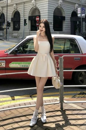 High-End French Style Square Neck Strap Dress for Women with Fitted Waist and Bow, Summer Short Skirt, Chic Fashion