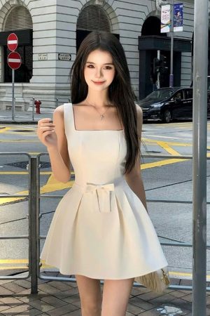 High-End French Style Square Neck Strap Dress for Women with Fitted Waist and Bow, Summer Short Skirt, Chic Fashion