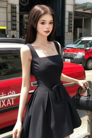 High-End French Style Square Neck Strap Dress for Women with Fitted Waist and Bow, Summer Short Skirt, Chic Fashion