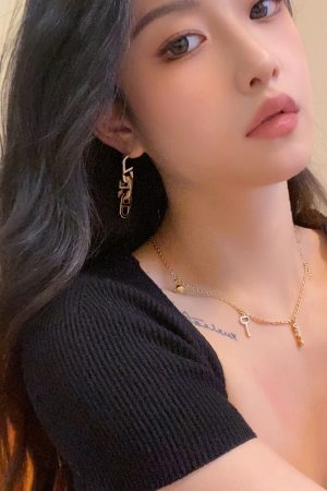 High-End Geometric Oval Linked Black and White Enamel Drip Glaze Diamond-Inlaid Gold-Plated Earrings for Elegant Style