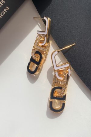 High-End Geometric Oval Linked Black and White Enamel Drip Glaze Diamond-Inlaid Gold-Plated Earrings for Elegant Style