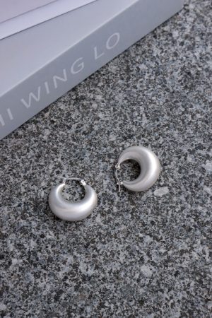 High-End Korean Minimalist Silver Matte Hollow Chunky Round Hoop Earrings for Versatile Fashion