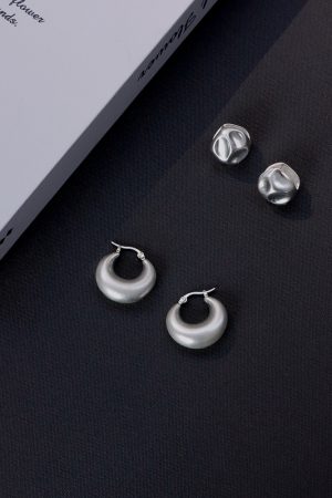 High-End Korean Minimalist Silver Matte Hollow Chunky Round Hoop Earrings for Versatile Fashion