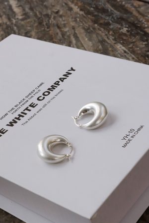 High-End Korean Minimalist Silver Matte Hollow Chunky Round Hoop Earrings for Versatile Fashion