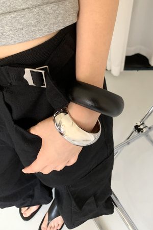 High-End Korean-Style Round Arc Wide Bracelet for Women, Vintage Stacking Bangle, Light Luxury Glossy Fashion Accessory