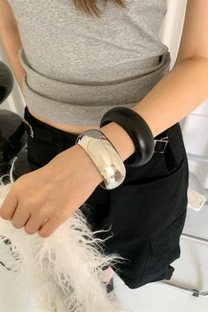 High-End Korean-Style Round Arc Wide Bracelet for Women, Vintage Stacking Bangle, Light Luxury Glossy Fashion Accessory