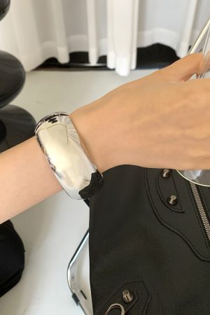 High-End Korean-Style Round Arc Wide Bracelet for Women, Vintage Stacking Bangle, Light Luxury Glossy Fashion Accessory