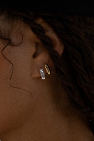 High-End Minimalist Retro Square Glossy Stud Earrings - Fashionable Mini Design for a Chic Look