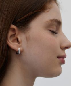 High-End Minimalist Retro Square Glossy Stud Earrings - Fashionable Mini Design for a Chic Look