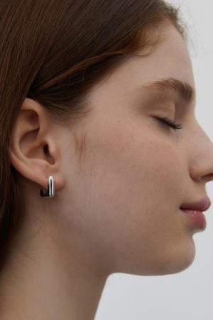High-End Minimalist Retro Square Glossy Stud Earrings - Fashionable Mini Design for a Chic Look
