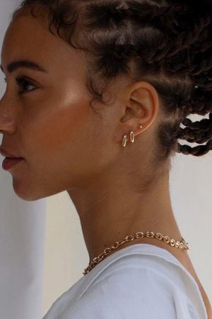High-End Minimalist Retro Square Glossy Stud Earrings - Fashionable Mini Design for a Chic Look