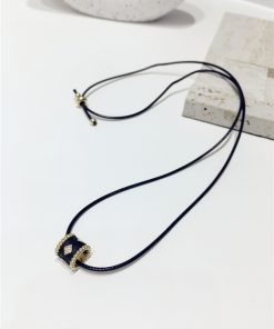 High-End Minimalist Three-Dimensional Heart-Shaped Flower Necklace - Adjustable Clavicle Chain for Sweater - Elegant Accessory