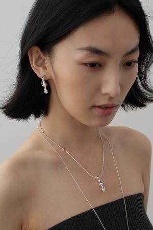 High-End Silver Necklace with Pearl Pendant, Collarbone Chain, Sculpture Design â€“ Trendy Niche Fashion Statement Piece