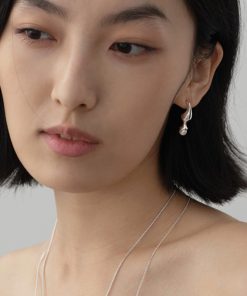 High-End Silver Necklace with Pearl Pendant, Collarbone Chain, Sculpture Design – Trendy Niche Fashion Statement Piece