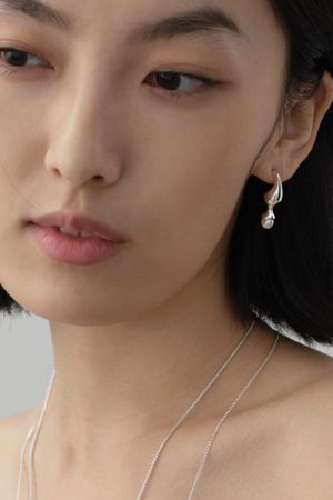 High-End Silver Necklace with Pearl Pendant, Collarbone Chain, Sculpture Design â€“ Trendy Niche Fashion Statement Piece