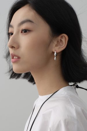 High-End Silver Necklace with Pearl Pendant, Collarbone Chain, Sculpture Design â€“ Trendy Niche Fashion Statement Piece