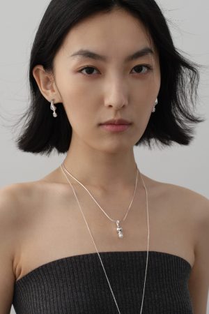 High-End Silver Necklace with Pearl Pendant, Collarbone Chain, Sculpture Design â€“ Trendy Niche Fashion Statement Piece