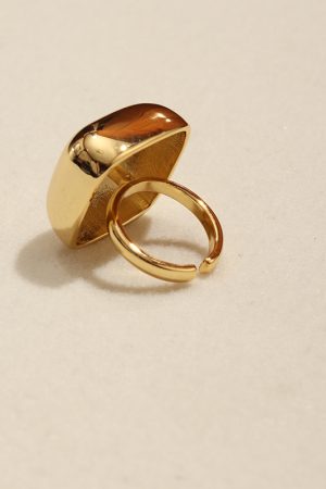 High-End Square Ring for Women - Elegant Vacation Style, Simple Versatile Niche Design, Fashionable French Aesthetic