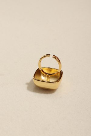 High-End Square Ring for Women - Elegant Vacation Style, Simple Versatile Niche Design, Fashionable French Aesthetic