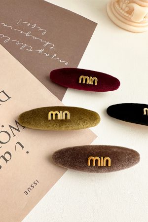 High-End Velvet Hair Clip for Forehead Bangs, Retro Oval Side Clip, Elegant Duckbill Hair Accessory for Autumn and Winter