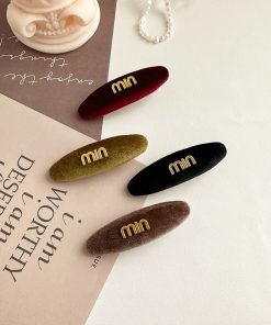 High-End Velvet Hair Clip for Forehead Bangs, Retro Oval Side Clip, Elegant Duckbill Hair Accessory for Autumn and Winter