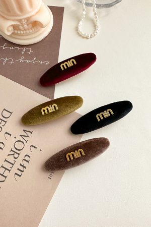 High-End Velvet Hair Clip for Forehead Bangs, Retro Oval Side Clip, Elegant Duckbill Hair Accessory for Autumn and Winter