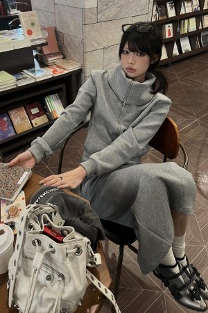 High-Neck Gray Long-Sleeve Sweatshirt Jacket with Straight Shoulders and Half-Length Skirt - Relaxed Style for Effortless Chic