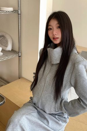 High-Neck Gray Long-Sleeve Sweatshirt Jacket with Straight Shoulders and Half-Length Skirt - Relaxed Style for Effortless Chic