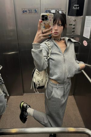 High-Neck Gray Long-Sleeve Sweatshirt Jacket with Straight Shoulders and Half-Length Skirt - Relaxed Style for Effortless Chic