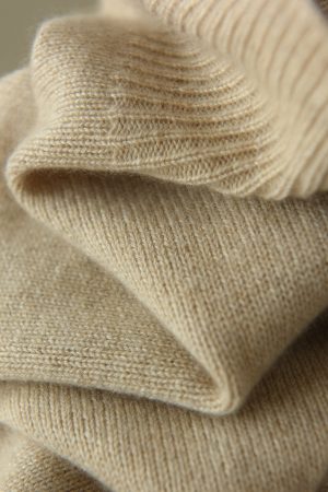 High-Neck Oversized Cashmere Sweater - Thick Seamless One-Piece Knit in Limited Edition Color - Cozy 90s-Inspired Fashion