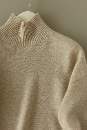 High-Neck Oversized Cashmere Sweater - Thick Seamless One-Piece Knit in Limited Edition Color - Cozy 90s-Inspired Fashion