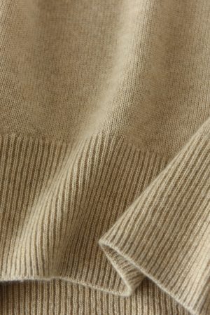 High-Neck Oversized Cashmere Sweater - Thick Seamless One-Piece Knit in Limited Edition Color - Cozy 90s-Inspired Fashion