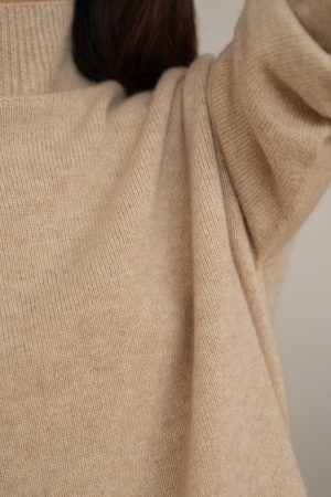 High-Neck Oversized Cashmere Sweater - Thick Seamless One-Piece Knit in Limited Edition Color - Cozy 90s-Inspired Fashion