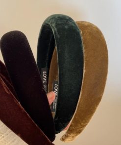 High-Quality Korean Velvet LOVE Headband - Retro Wide Hair Clip for Autumn & Winter, Face-Slimming Crown Accessory