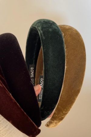 High-Quality Korean Velvet LOVE Headband - Retro Wide Hair Clip for Autumn & Winter, Face-Slimming Crown Accessory