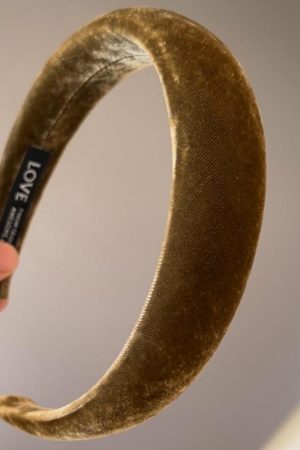 High-Quality Korean Velvet LOVE Headband - Retro Wide Hair Clip for Autumn & Winter, Face-Slimming Crown Accessory
