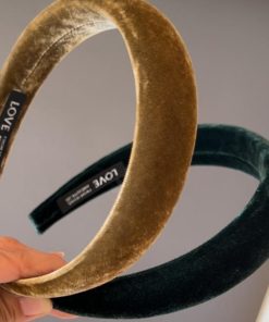 High-Quality Korean Velvet LOVE Headband - Retro Wide Hair Clip for Autumn & Winter, Face-Slimming Crown Accessory