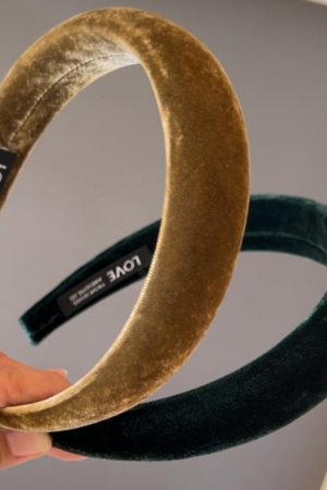 High-Quality Korean Velvet LOVE Headband - Retro Wide Hair Clip for Autumn & Winter, Face-Slimming Crown Accessory