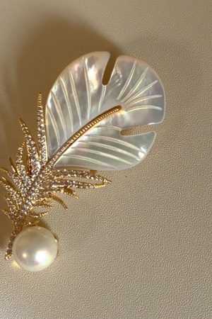 High-Quality Natural Shell Full Diamond Feather Brooch - Elegant Autumn Winter Fashion Accessory for Suit and Sweater